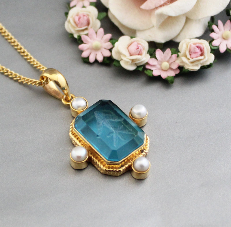 Blue fleur-de-lis intaglio necklace in gold