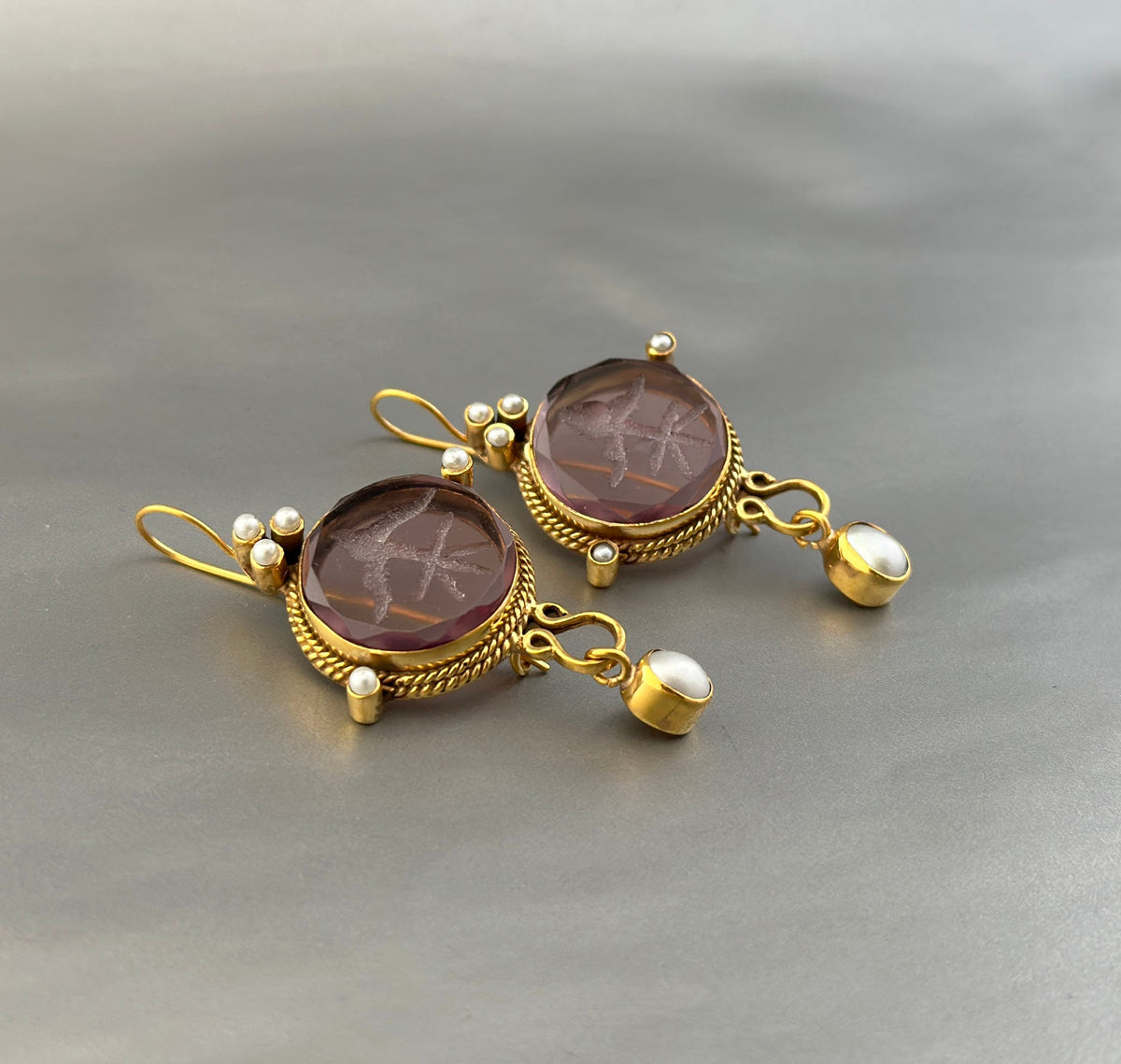 Purple Fleur-de-lis Intaglio Earrings, Gold and Pearl, photo 5