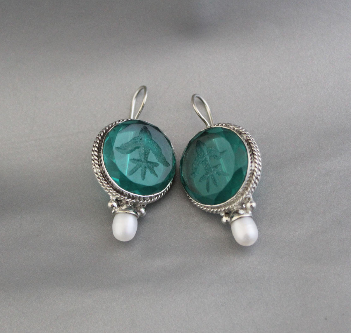 Green Fleur-de-lis Intaglio Earrings, 1920s Art Deco Pearls, photo 9