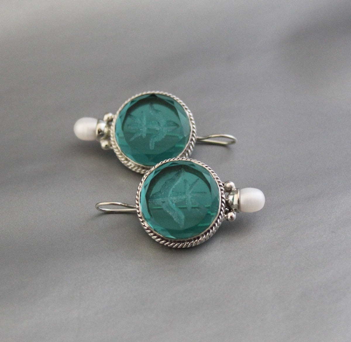 Green Fleur-de-lis Intaglio Earrings, 1920s Art Deco Pearls, photo 5