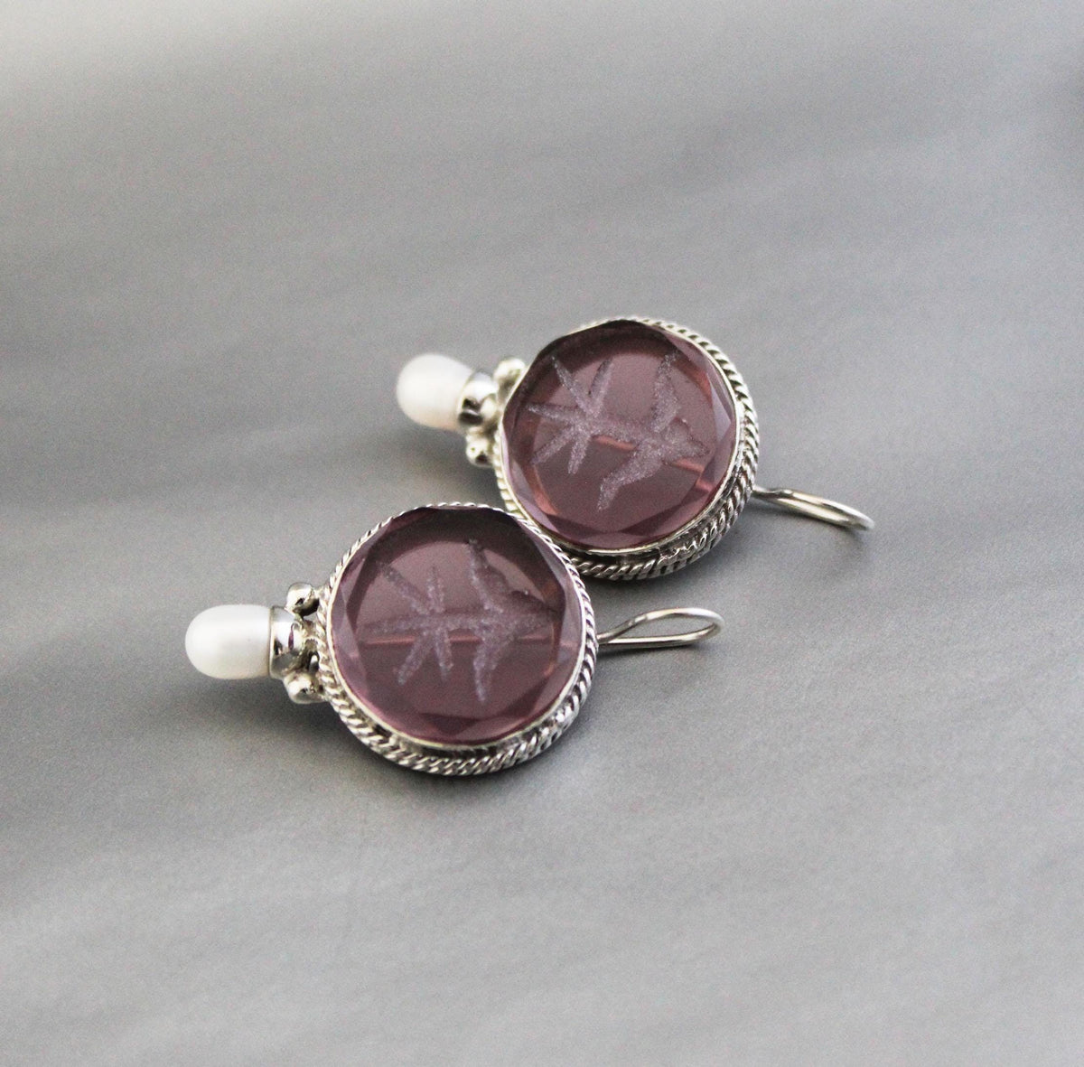 Purple Fleur-de-lis Intaglio Earrings, Bridal Pearls, Gold, photo 4