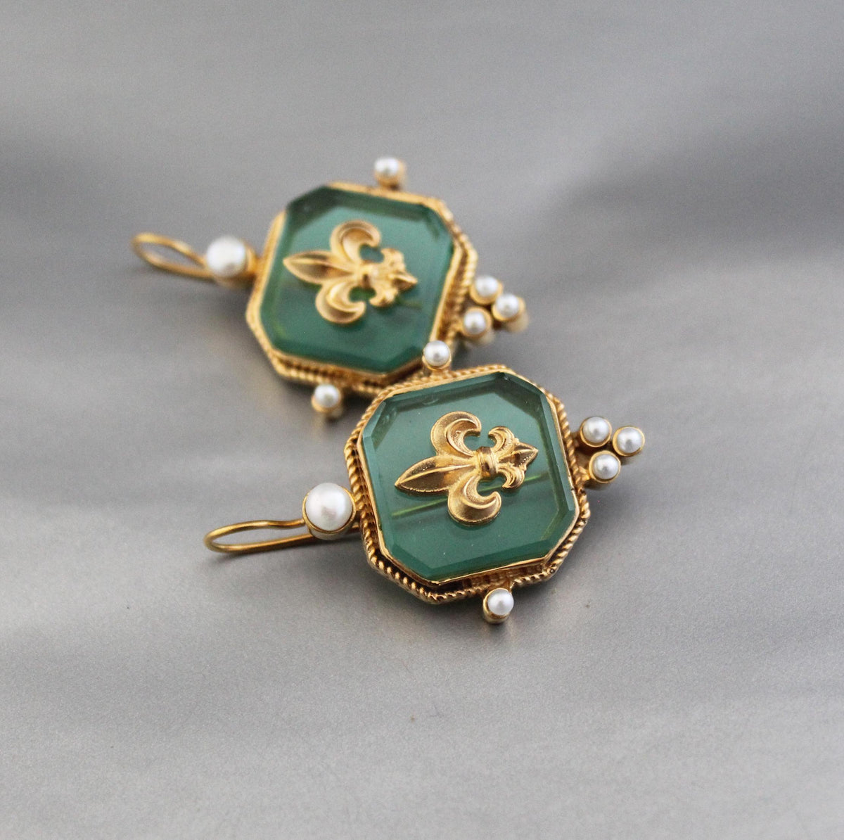 Green Fleur-de-lis Intaglio Earrings, Victorian Style, Gold Plated, photo 5