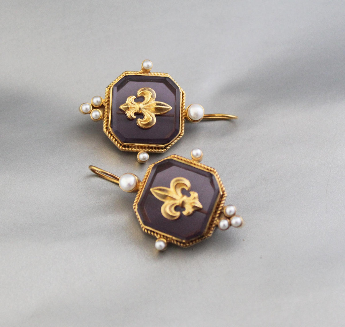 Purple Fleur-de-lis Intaglio Earrings, Victorian Art Deco Style, Gold Plated, photo 4