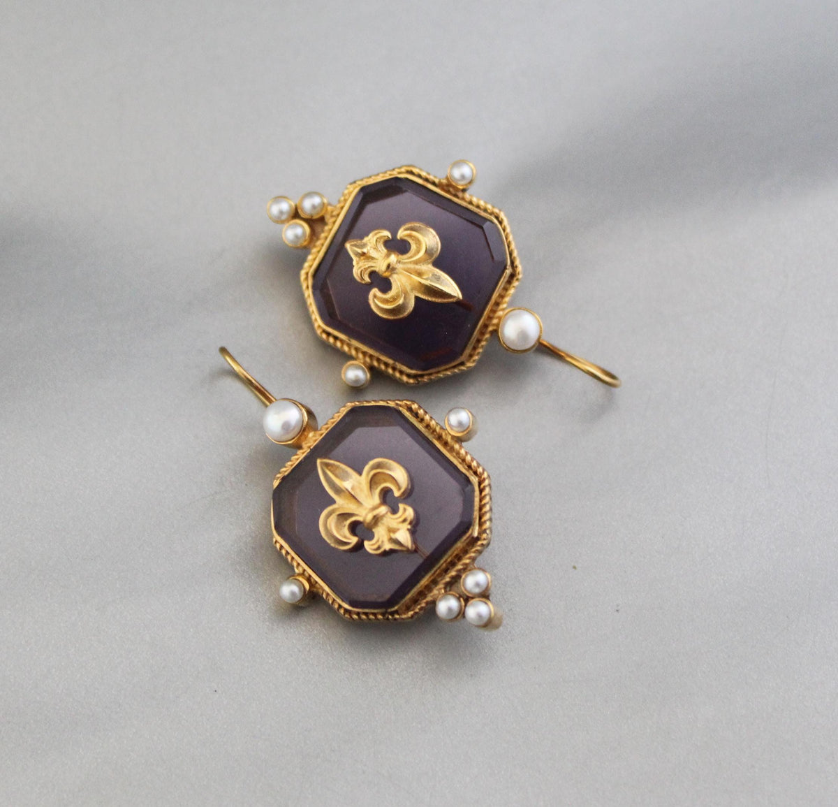Purple Fleur-de-lis Intaglio Earrings, Victorian Art Deco Style, Gold Plated, photo 8
