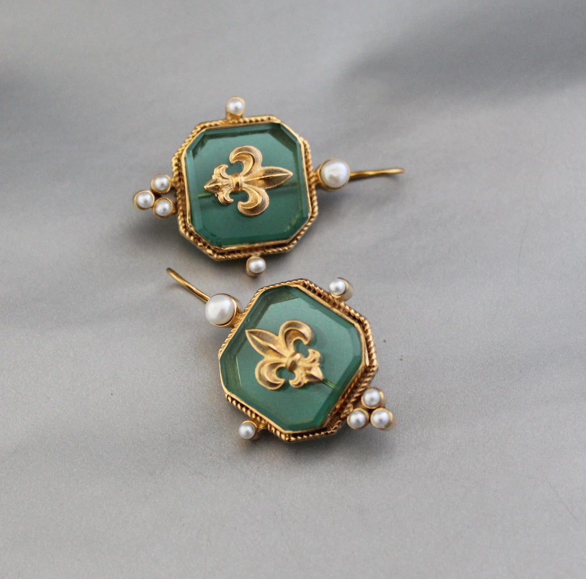 Green Fleur-de-lis Intaglio Earrings, Victorian Style, Gold Plated, photo 7