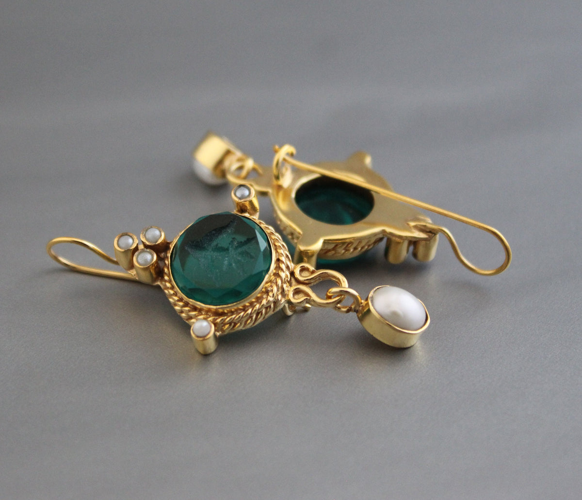 Small Green Intaglio Crystal Earrings, 1940s Cameo Style, 18K Gold, photo 2