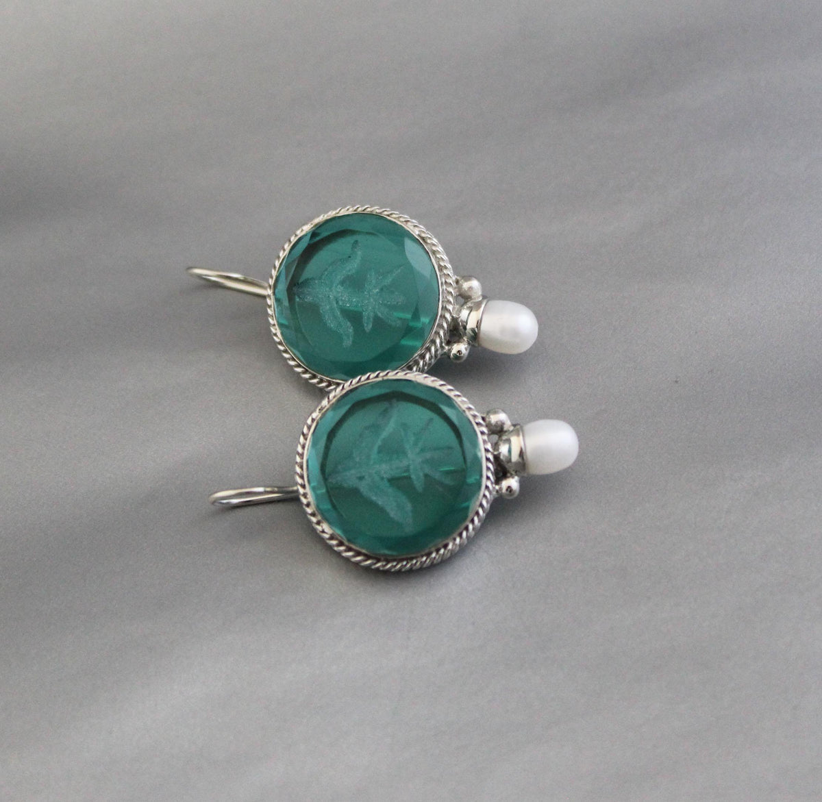 Green Fleur-de-lis Intaglio Earrings, 1920s Art Deco Pearls, photo 7