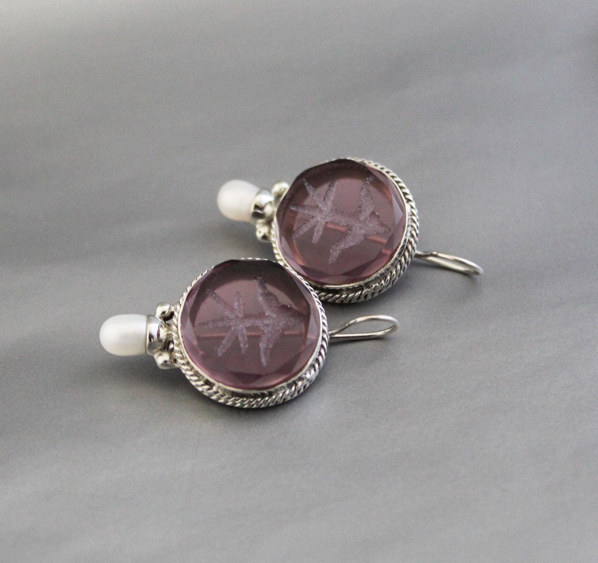 Purple Fleur-de-lis Intaglio Earrings, Bridal Pearls, Gold, photo 5
