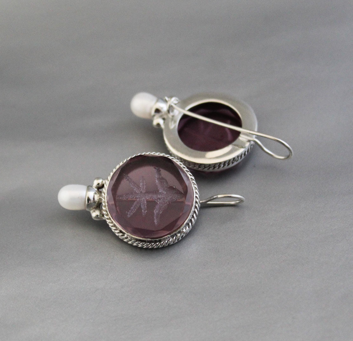 Purple Fleur-de-lis Intaglio Earrings, Bridal Pearls, Gold, photo 2