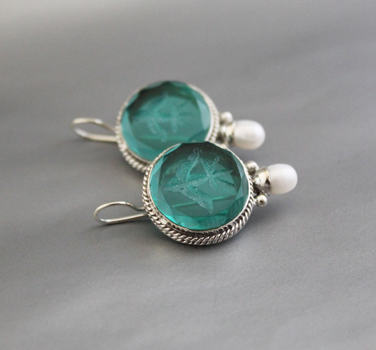 Green Fleur-de-lis Intaglio Earrings, 1920s Art Deco Pearls, photo 8