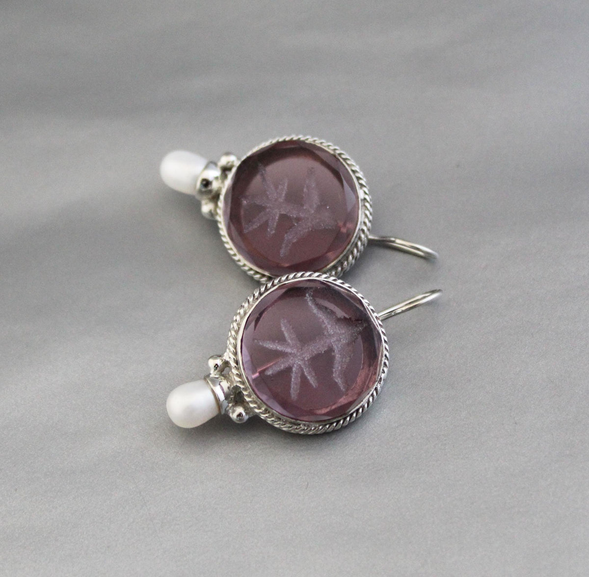 Purple Fleur-de-lis Intaglio Earrings, Bridal Pearls, Gold, photo 9