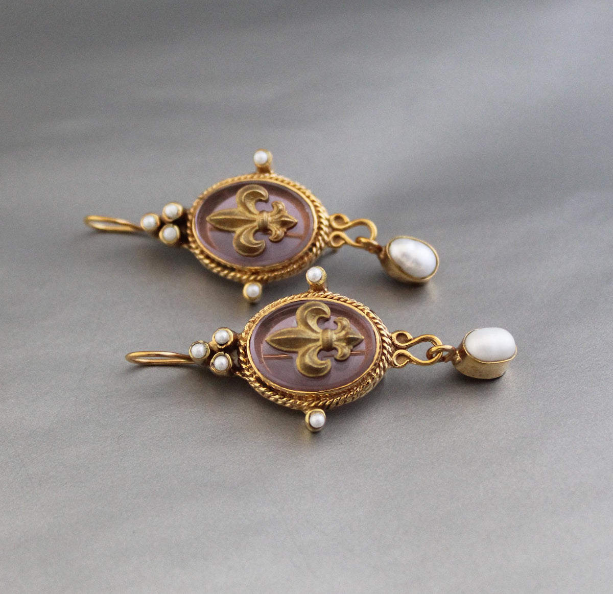 Fleur-de-lis Intaglio Glass Earrings, Victorian Art Deco Style, Gold Plated, photo 5