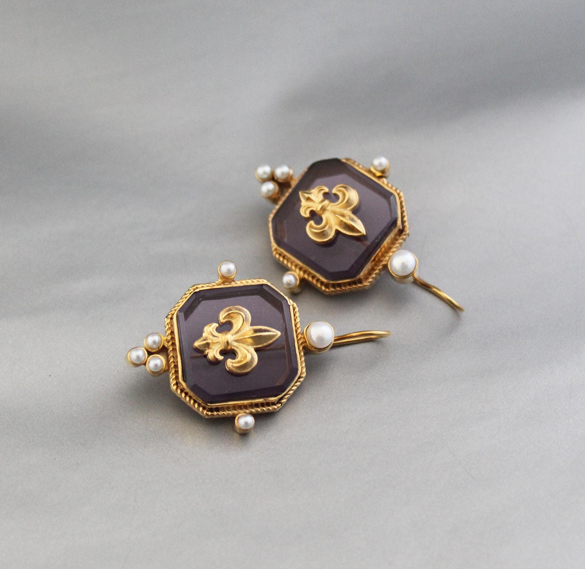Purple Fleur-de-lis Intaglio Earrings, Victorian Art Deco Style, Gold Plated, photo 6