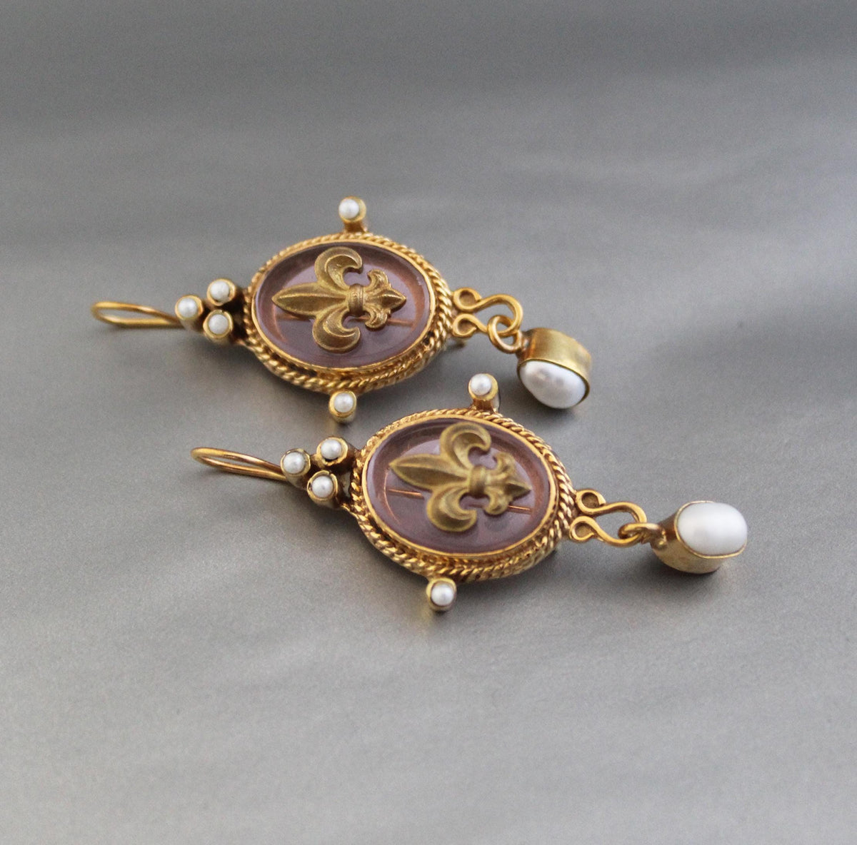 Fleur-de-lis Intaglio Glass Earrings, Victorian Art Deco Style, Gold Plated, photo 6