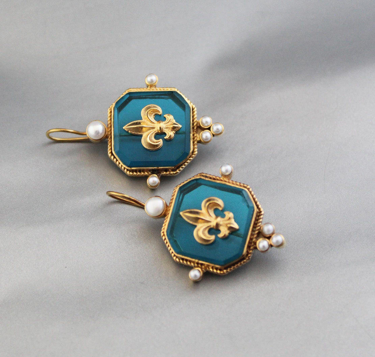 Turquoise Blue Fleur-de-lis Intaglio Earrings, Victorian Style, Gold Plated, photo 12