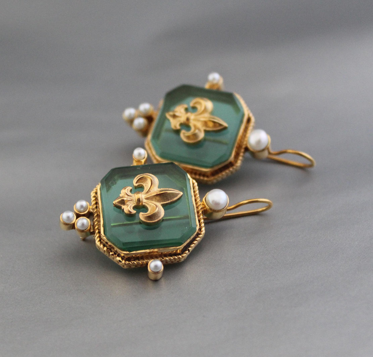 Green Fleur-de-lis Intaglio Earrings, Victorian Style, Gold Plated, photo 10