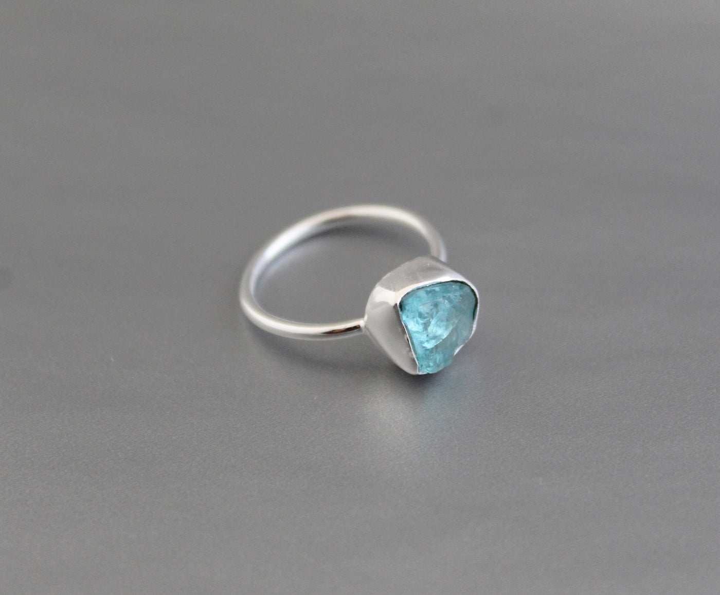 Raw Apatite Ring, Crystal Healing Ring, Raw Crystal Ring, Gift for Her, Crystal Ring, Neon Apatite Ring, Raw Stone Jewelry,Blue Apatite Ring