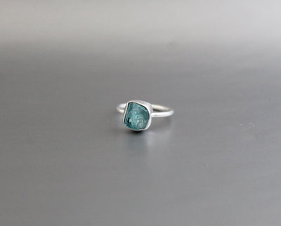 Raw Apatite Ring, Crystal Healing Ring, Raw Crystal Ring, Gift for Her, Crystal Ring, Neon Apatite Ring, Raw Stone Jewelry,Blue Apatite Ring